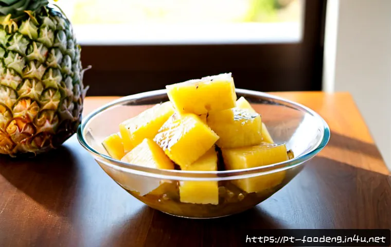 Home 17 식품의 가수분해 반응 - Photorealistic food science scene showing enzymatic hydrolysis: a clear glass bowl of fresh pineappl...
